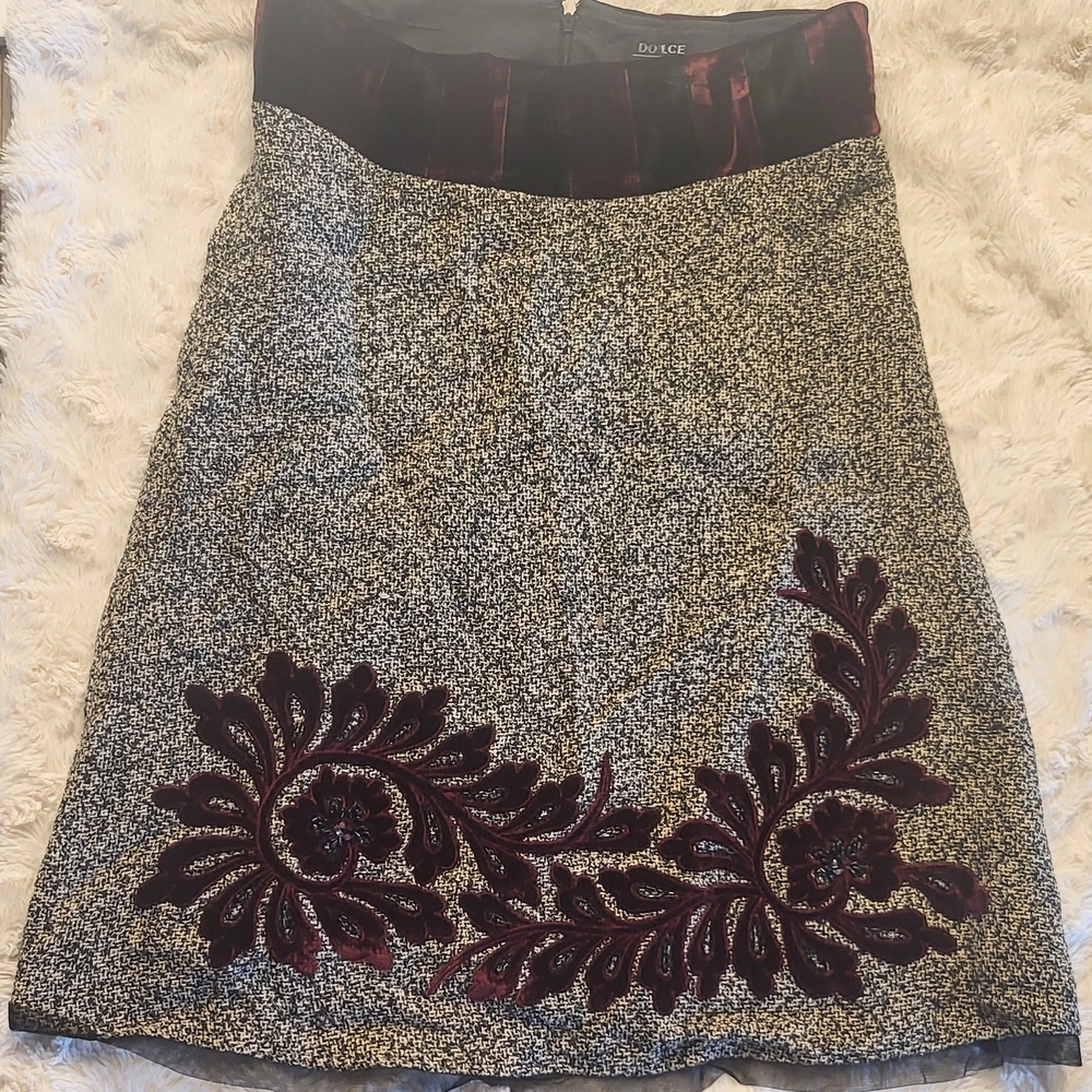 NWT Dolce Apparel Buckle Skirt (Style 433-43) M